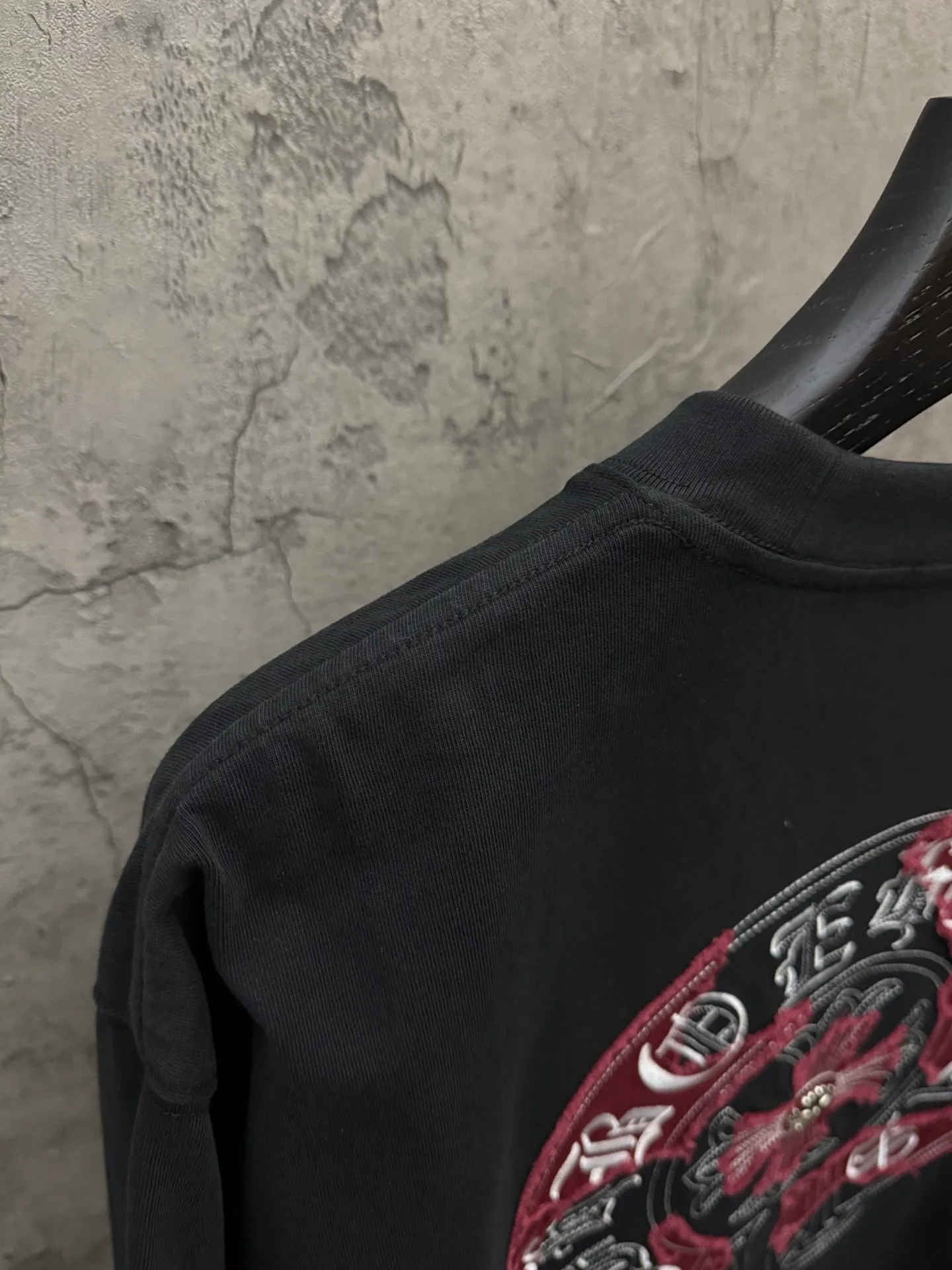 P180 top version, real shot without P, ​​different from market currency) 𝗖𝗵𝗿𝗼𝗺𝗲 𝗛𝗲𝗮𝗿𝘁𝘀/Croxin 2026 spring new original single counter American laser burnt patch embroidered couple short sleeves 👑The highest version! Customized fabric 300 grams, best-selling model at the counter, very comfortable to wear. Accessories: original molded and authenticated collar label ➕ 100% silk wash water label. Genuine purchase-grade original hangtag➕matching hanging rope➕3D hanging beads➕original packaging bag. Craftsmanship: The original version has consistent wiring! The highest version of the armhole matching technique! Color: White Black Size: S M L XL Style No.: 26-2025